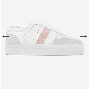 Axel Arigato womens Detailed Platform sneaker. Size 40EU/9US